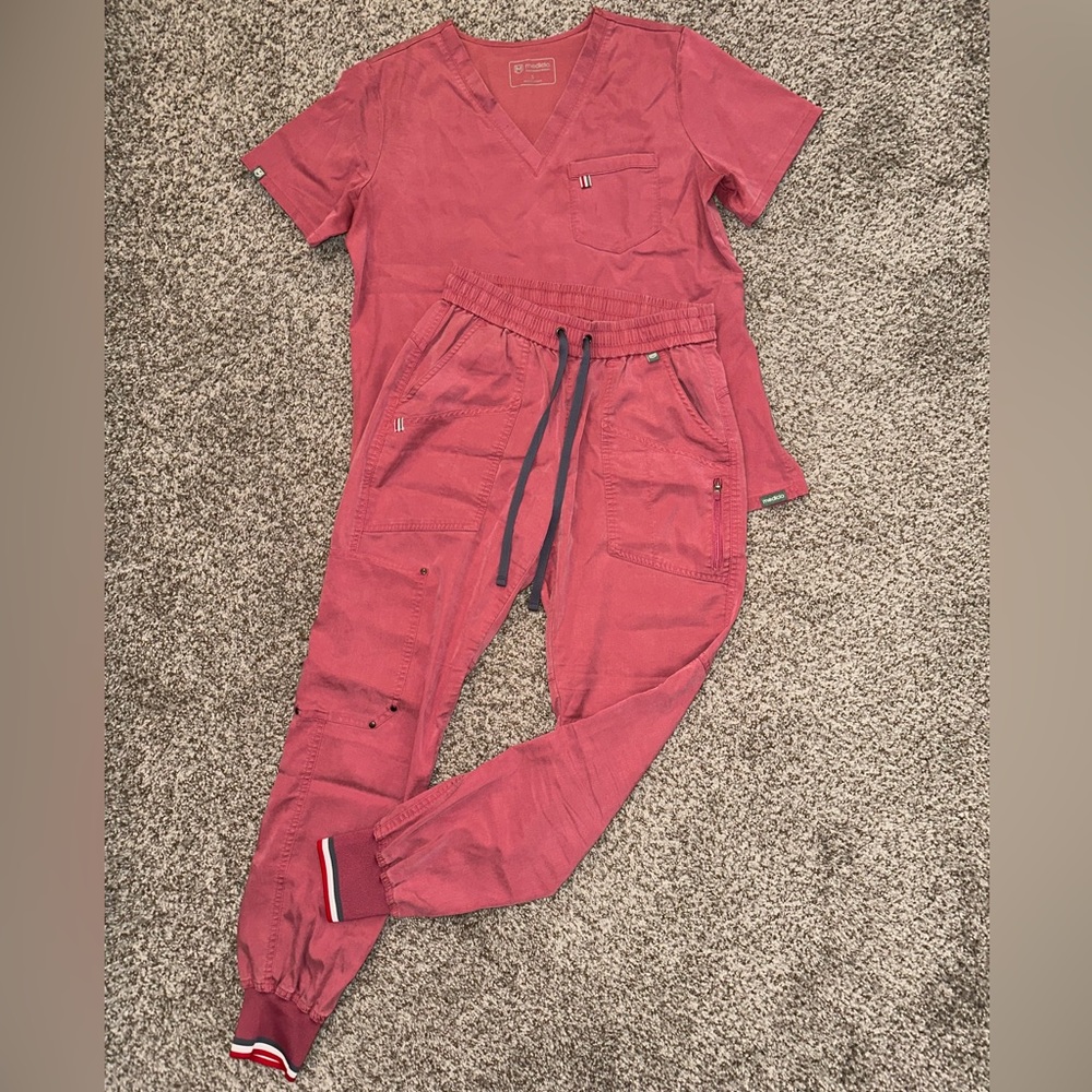 Mediclo Mauve scrub set: S top + XS bottoms